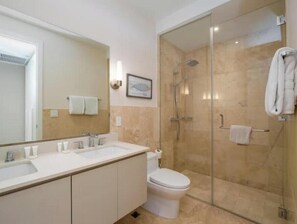 Håndklæder, Sæbe, Shampoo, Toiletpapir