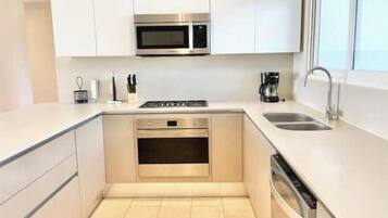 Jääkaappi, mikroaaltouuni, uuni, liesi