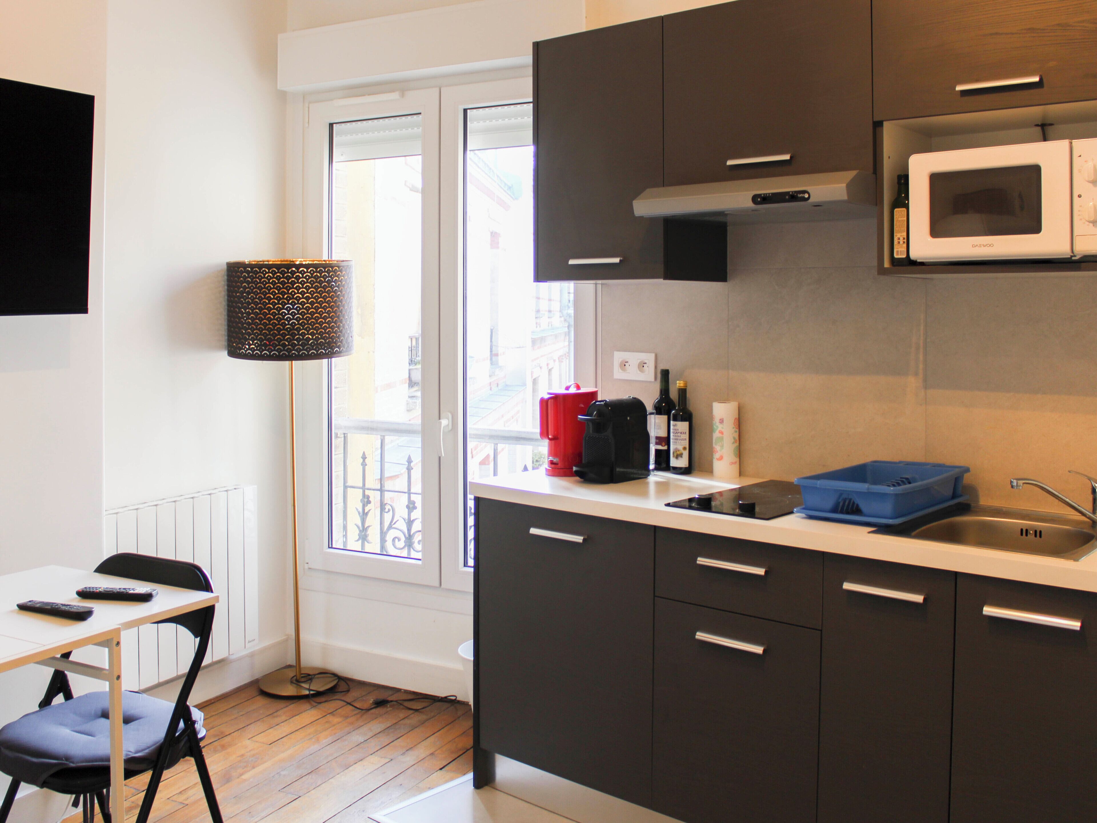 ثلاجة، ميكروويف، ماكينة لصنع القهوة/الشاي