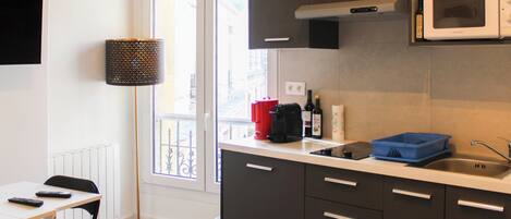 ثلاجة، ميكروويف، ماكينة لصنع القهوة/الشاي