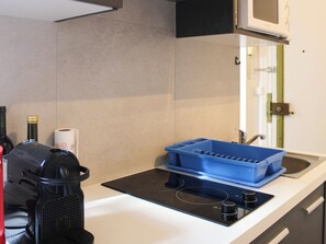 Kjøleskap, mikrobølgeovn og kaffetrakter/tekoker