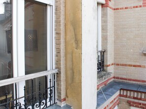 Unclassified image, 5 of 23, button