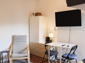 Unclassified image, 4 of 23, button