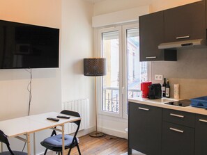 Kjøleskap, mikrobølgeovn og kaffetrakter/tekoker