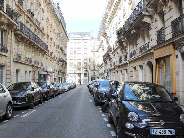 Unclassified image, 1 of 23, button