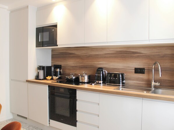 Kühlschrank, Mikrowelle, Ofen, Geschirrspüler
