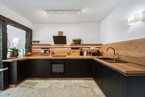 Fridge, oven, dishwasher, coffee/tea maker