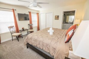 4 bedrooms, desk, iron/ironing board, free WiFi - Just 5 Miles to Disney - Pool - Lake Views (Kissimmee)