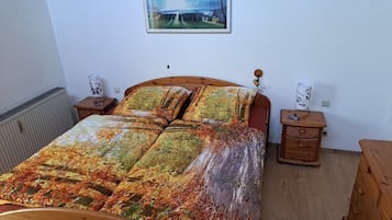 2 bedrooms, desk, free WiFi, bed sheets