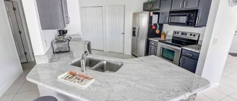 Refrigerador, horno, placa de cocina, lavavajillas