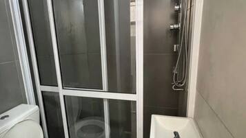 Secador de pelo, toallas, jabón, papel higiénico