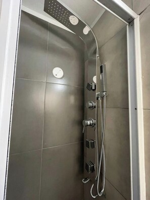 Sèche-cheveux, serviettes fournies, savon, papier toilette