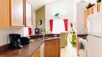 Fridge, oven, stovetop, dishwasher