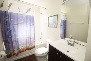 Bathroom - Communal Pool - Resort Amenities - 3 Bedrooms - Sweetwater Club (Kissimmee)
