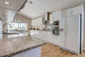 Réfrigérateur, un four, surface de cuisson, lave-vaisselle