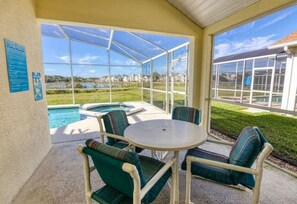 Outdoor dining - Clifford's Pinewood Estates Vacation Home (Davenport)