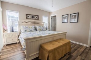 4 bedrooms, iron/ironing board, WiFi - Polo's Southern Dunes Home (Haines City)