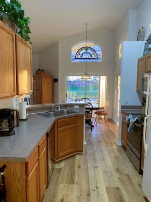 Fridge, microwave, oven, stovetop - Villa Sixteen Southern Dunes (Haines City)