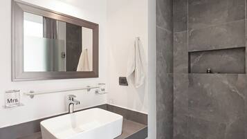 Departamento superior, 2 habitaciones, patio | Baño