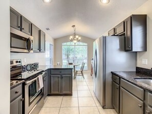 Refrigerador, microondas, horno, placa de cocina