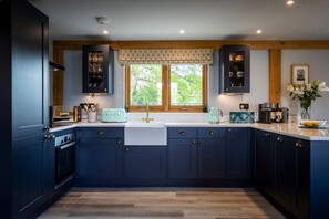 Fridge, microwave, oven, stovetop - The Lodge at Leigh - Luxury Cottages (Sherborne)