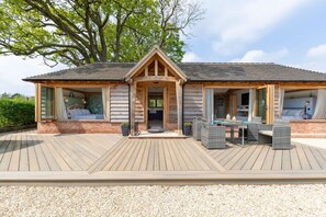 Outdoor dining - The Lodge at Leigh - Luxury Cottages (Sherborne)