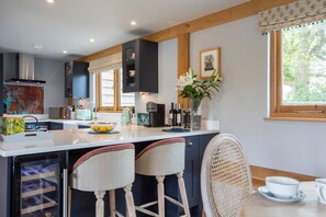 Fridge, microwave, oven, stovetop - The Lodge at Leigh - Luxury Cottages (Sherborne)