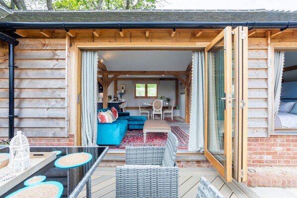 Outdoor dining - The Lodge at Leigh - Luxury Cottages (Sherborne)