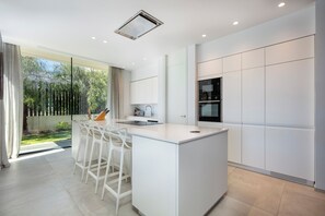 Fridge, microwave, oven, stovetop - Stunning, contemporary 4 bedroom villa with private garden and pool! (Estepona)