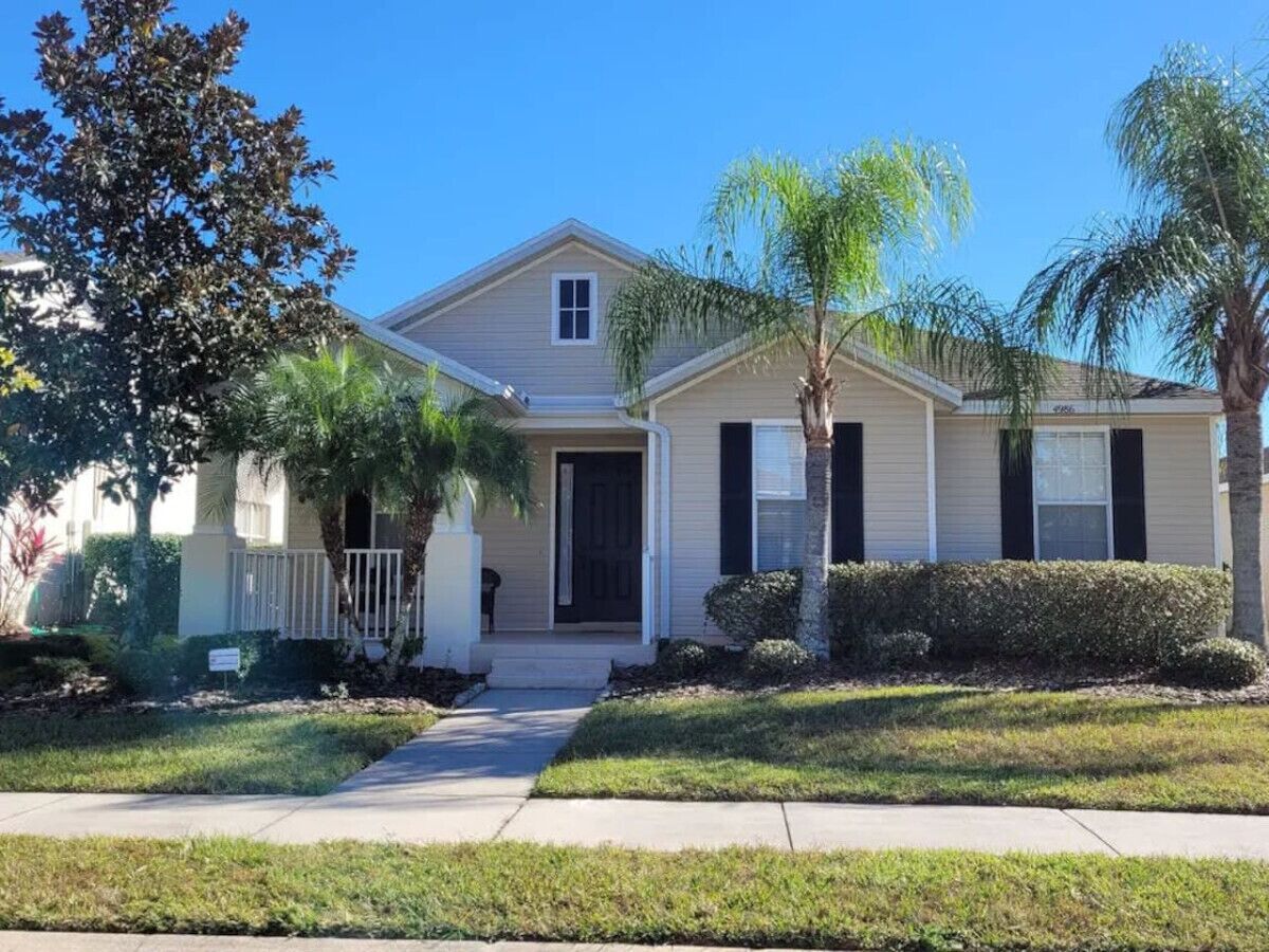 4986 Trafalgar Village 4 bed / 3 bath pool & spa