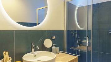 Dusche, Haartrockner, Bidet, Handtücher