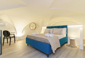 2 bedrooms, desk, iron/ironing board, travel crib - Charming Stay in the Historic Center (Catania)