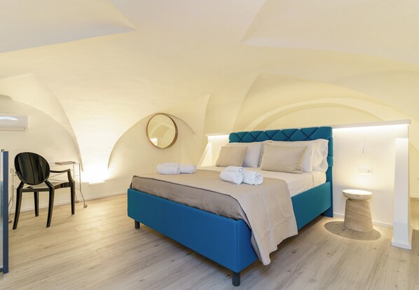 2 bedrooms, desk, iron/ironing board, travel cot