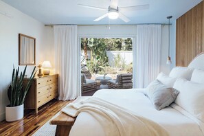 3 soverom, skrivebord, strykejern/-brett og reiseseng for barn