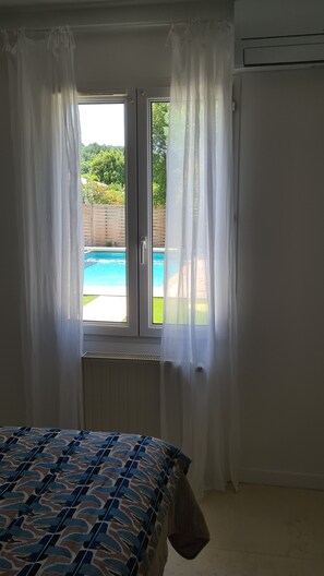 3 bedrooms, desk, WiFi, bed sheets