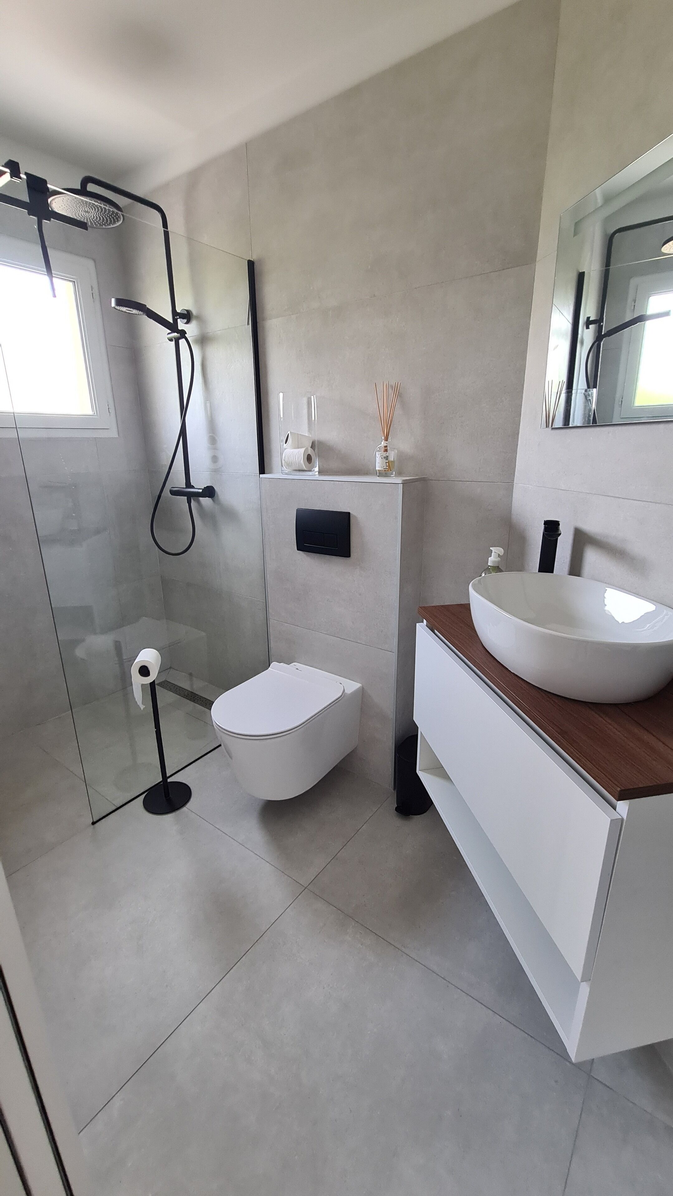 Douche, sèche-cheveux, serviettes fournies, savon