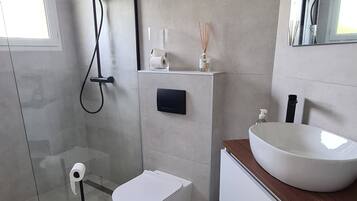 Douche, sèche-cheveux, serviettes fournies, savon