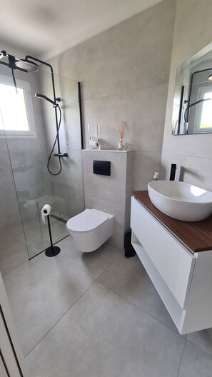 Douche, sèche-cheveux, serviettes fournies, savon