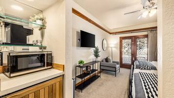 1 habitación, tabla de planchar con plancha, wifi gratis y ropa de cama