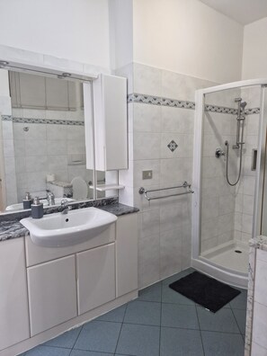 Doccia, asciugacapelli, bidet, asciugamani