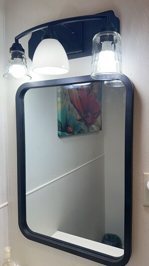 Dusch, handdukar, tvål och schampo