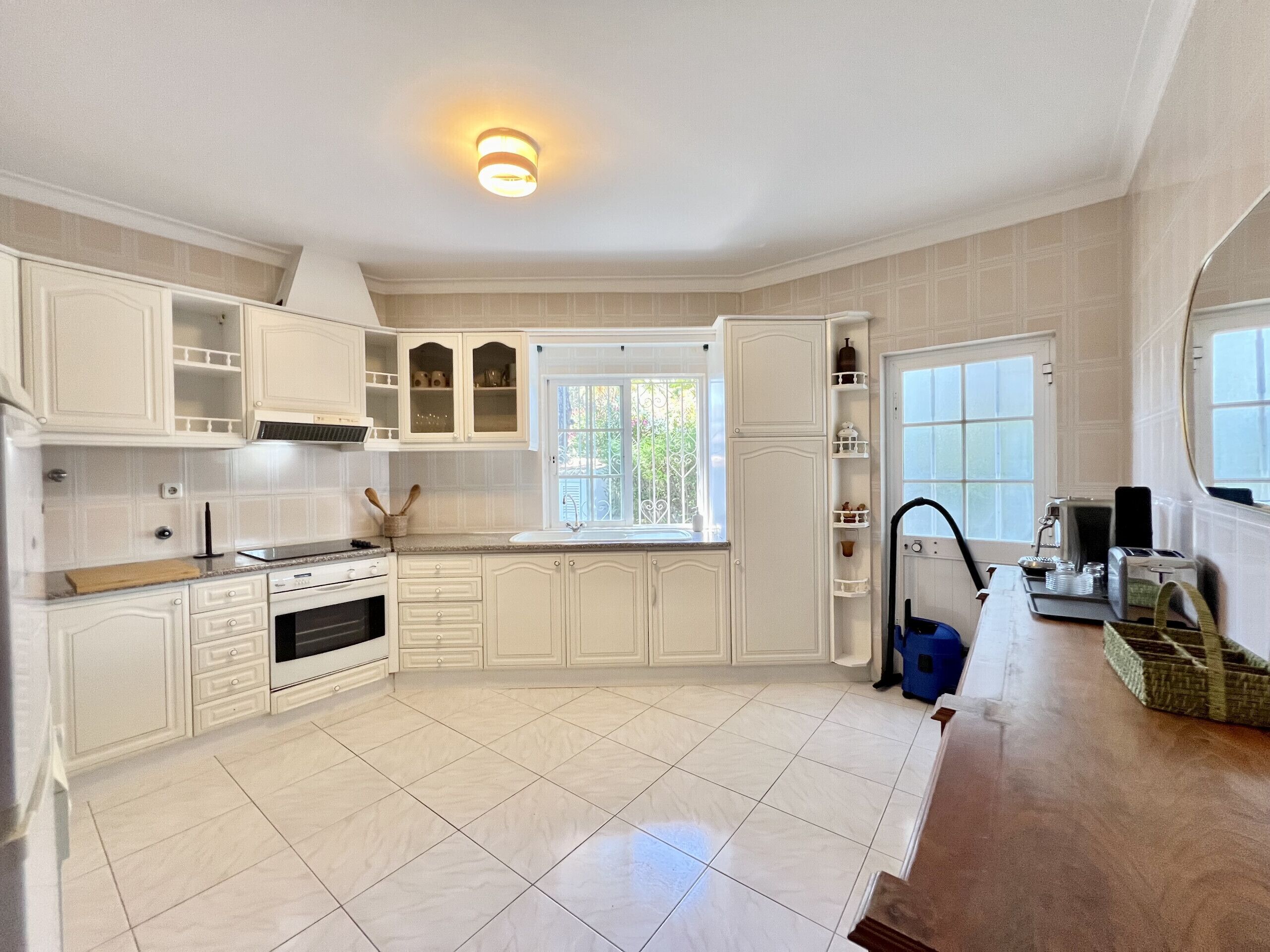 Réfrigérateur, micro-ondes, four, lave-vaisselle