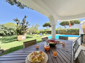 Outdoor dining - VILAMOURA WHITE HOUSE VILLA WITH POOL by HOMING (Vilamoura)