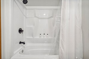Douche, serviettes fournies, savon, shampooing