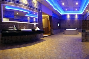 A modern bathroom with a large mirror, a sink, and a bathtub. - Wind Hotel Nan Tse Branch (Kaohsiung)