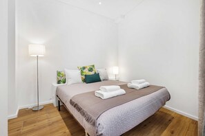 1 habitación, tabla de planchar con plancha, wifi gratis y ropa de cama