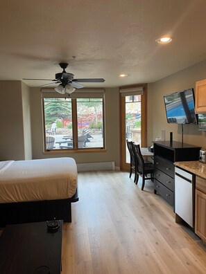 Bureau, fer et planche à repasser, Wi-Fi gratuit, draps fournis