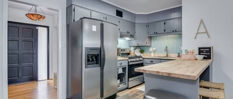 冷蔵庫、電子レンジ、オーブン、コンロ