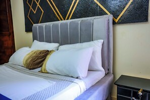 Desk, soundproofing - Golden Court (Kampala)