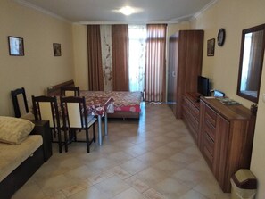 1 slaapkamer, een strijkplank/strijkijzer, wifi, beddengoed